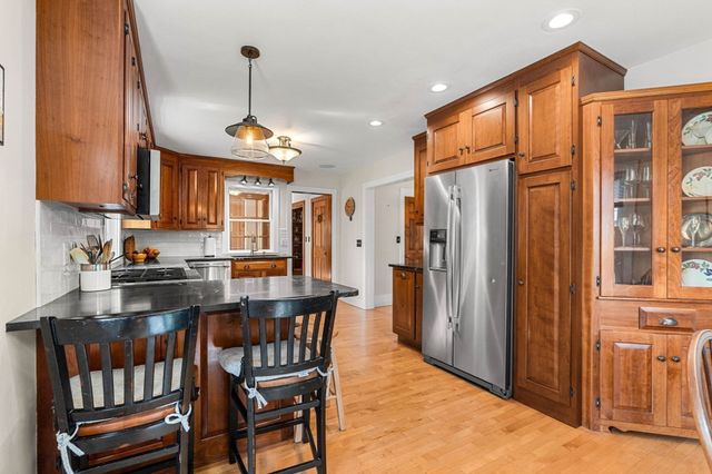 36 Cross St, Topsfield, MA 01983