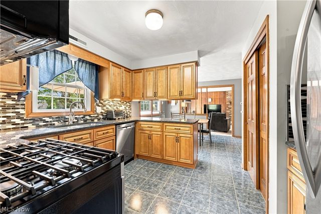 1364 Stonington Road NW, North Canton, OH 44720