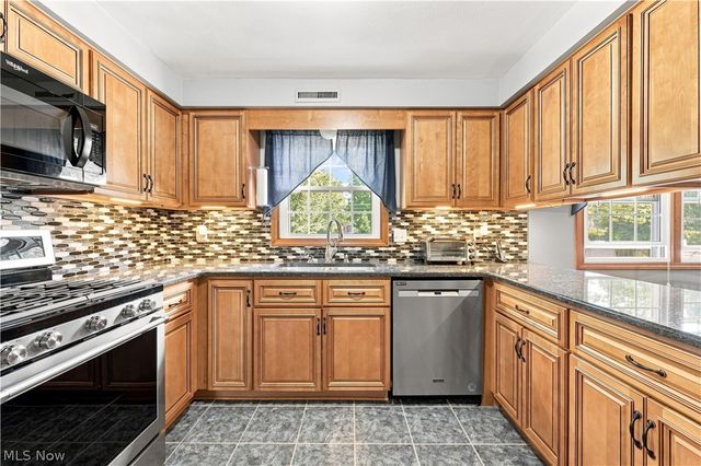 1364 Stonington Road NW, North Canton, OH 44720