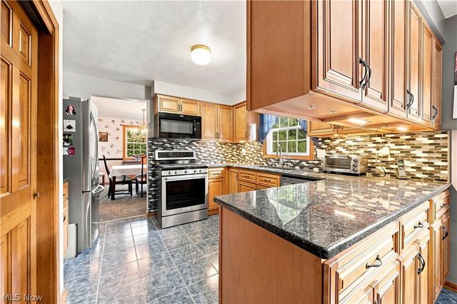 1364 Stonington Road NW, North Canton, OH 44720