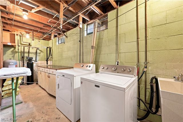 1364 Stonington Road NW, North Canton, OH 44720