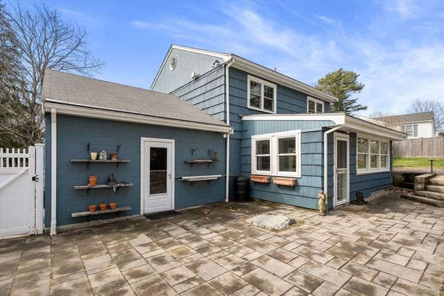 25 Lakeview Ave, Holbrook, MA 02343