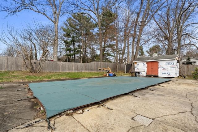 25 Lakeview Ave, Holbrook, MA 02343