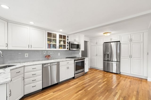 25 Lakeview Ave, Holbrook, MA 02343
