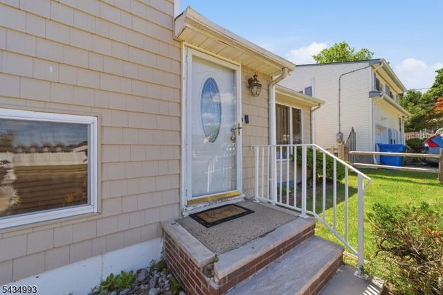 4 Dunlap Dr, Sayreville Boro, NJ 08859