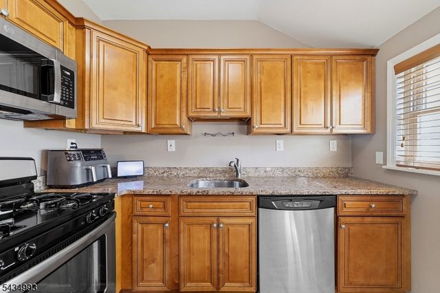 4 Dunlap Dr, Sayreville Boro, NJ 08859