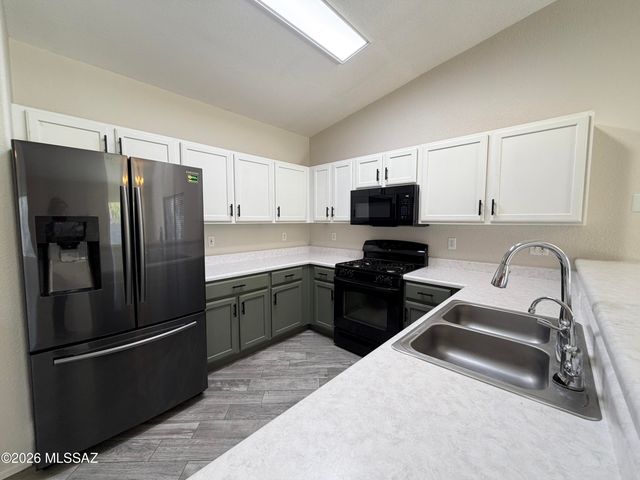 8747 N Golden Moon Way, Tucson, AZ 85743