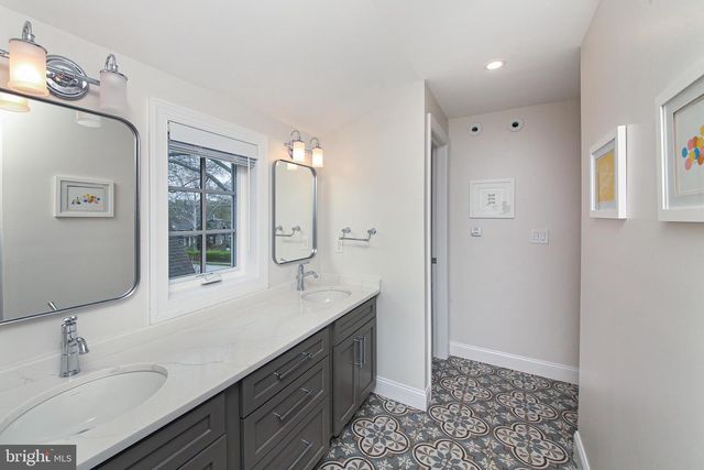 20 HILLSIDE RD, Wayne, PA 19087