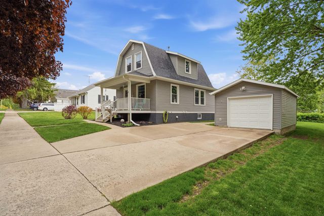 330 S Walnut Avenue, New Hampton, IA 50659