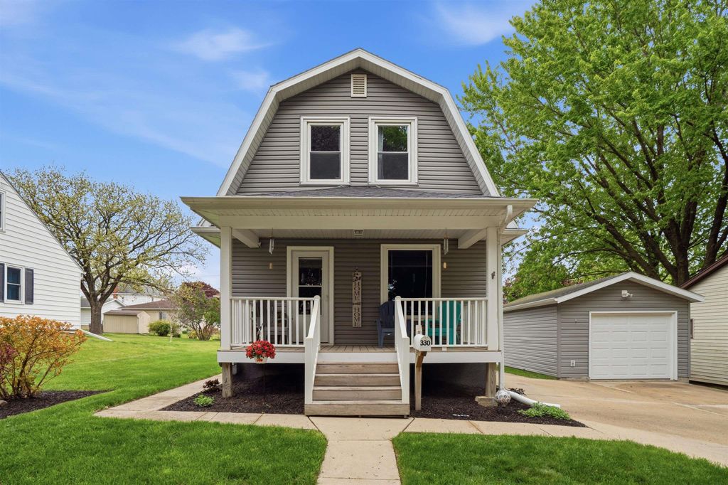 330 S Walnut Avenue, New Hampton, IA 50659