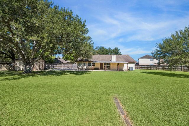 411 Dogwood Circle, Friendswood, TX 77546