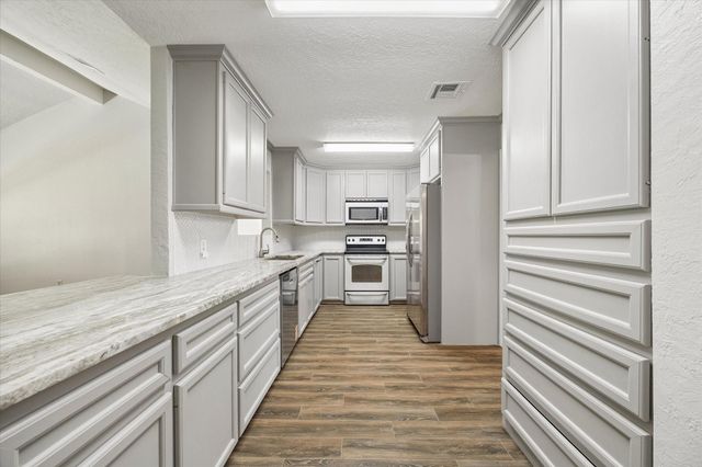 411 Dogwood Circle, Friendswood, TX 77546