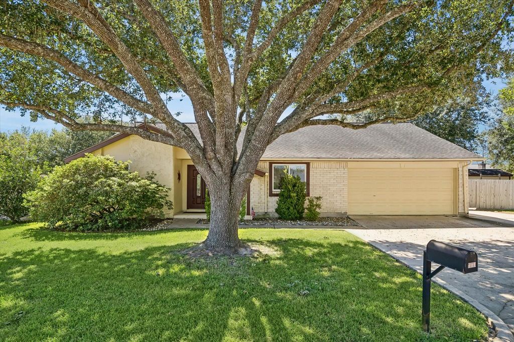 411 Dogwood Circle, Friendswood, TX 77546