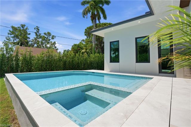 1150 8th TER N, Naples, FL 34102
