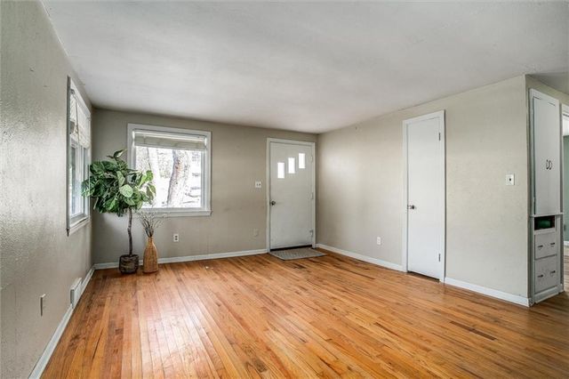 215 W North Avenue, Belton, MO 64012