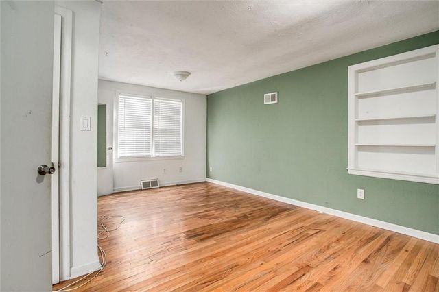 215 W North Avenue, Belton, MO 64012