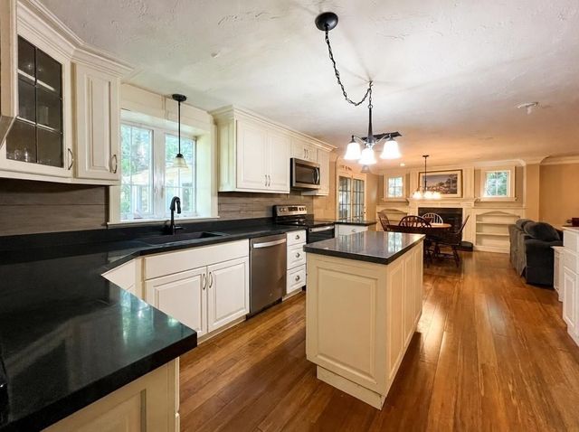 94 Mountain Ave, Pembroke, MA 02359