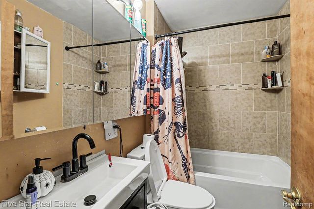 24691 Colgate Street, Dearborn Heights, MI 48125