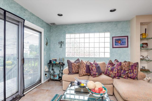 1055 Cedarhurst Street, North Woodmere, NY 11581