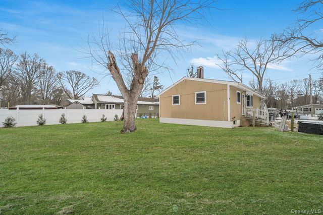 71 Oak Avenue, Shirley, NY 11967