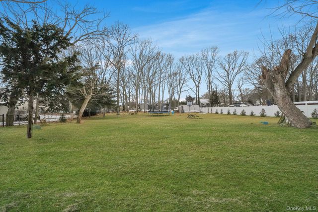 71 Oak Avenue, Shirley, NY 11967