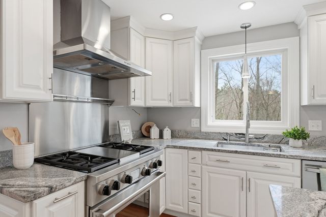 11 Alison Way, Andover, MA 01810