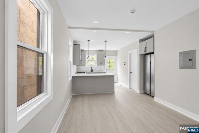 654 12th Street, Newark, NJ 07103
