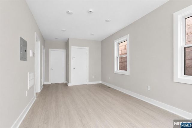 654 12th Street, Newark, NJ 07103