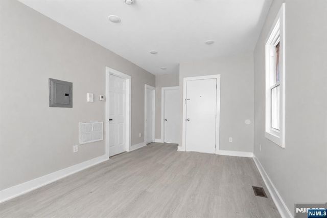 654 12th Street, Newark, NJ 07103