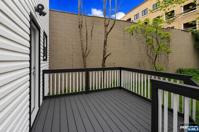 654 12th Street, Newark, NJ 07103