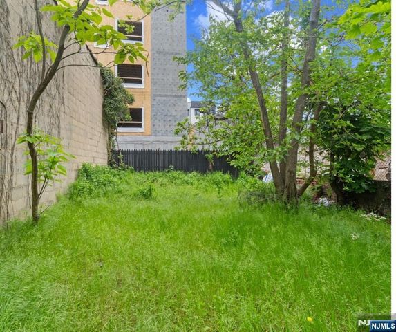 654 12th Street, Newark, NJ 07103
