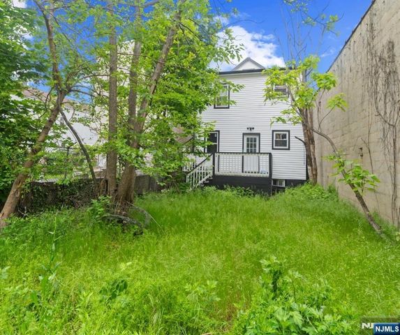 654 12th Street, Newark, NJ 07103