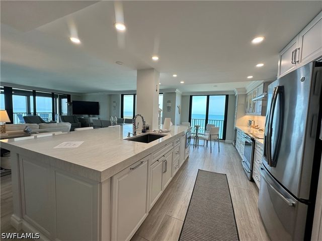 10951 GULFSHORE DR 1405, Naples, FL 34108