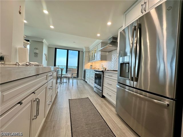 10951 GULFSHORE DR 1405, Naples, FL 34108