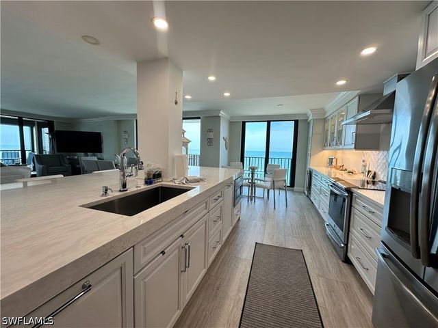 10951 GULFSHORE DR 1405, Naples, FL 34108