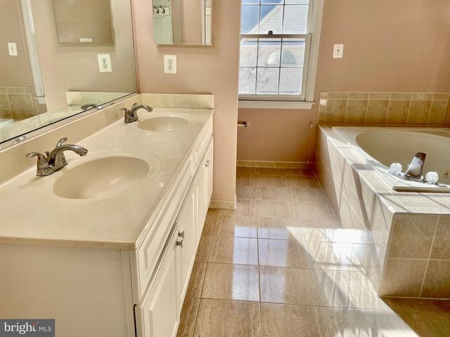 1030 GRAND OAK WAY, Rockville, MD 20852