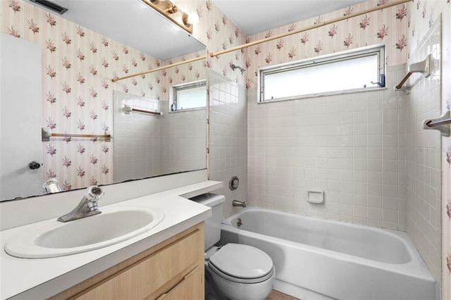 6909 9TH COURT E, Sarasota, FL 34243
