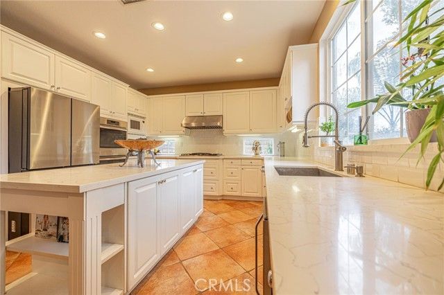 574 Oak Tree Court, Simi Valley, CA 93065