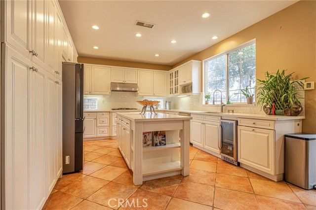 574 Oak Tree Court, Simi Valley, CA 93065