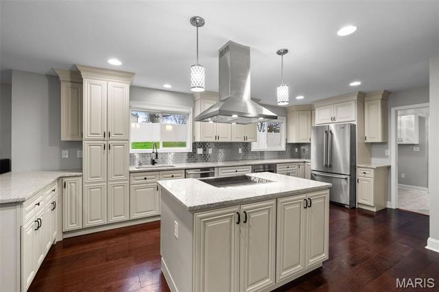 16 Nicolet Drive, Manchester, MO 63011