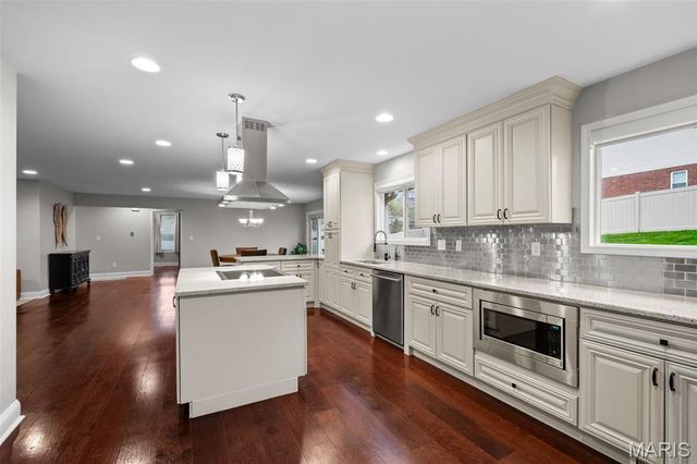 16 Nicolet Drive, Manchester, MO 63011