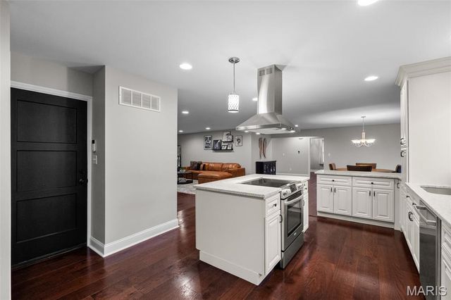 16 Nicolet Drive, Manchester, MO 63011