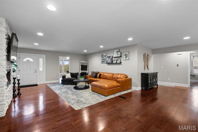 16 Nicolet Drive, Manchester, MO 63011