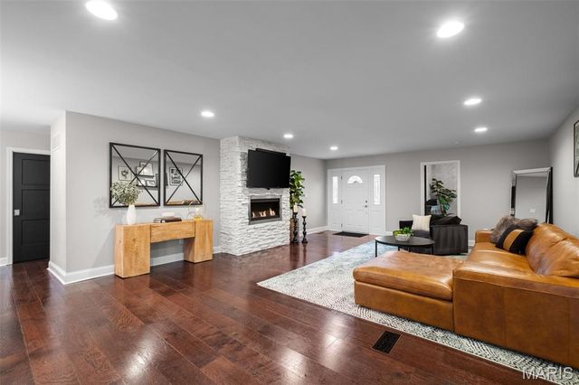 16 Nicolet Drive, Manchester, MO 63011