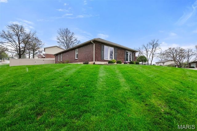 16 Nicolet Drive, Manchester, MO 63011