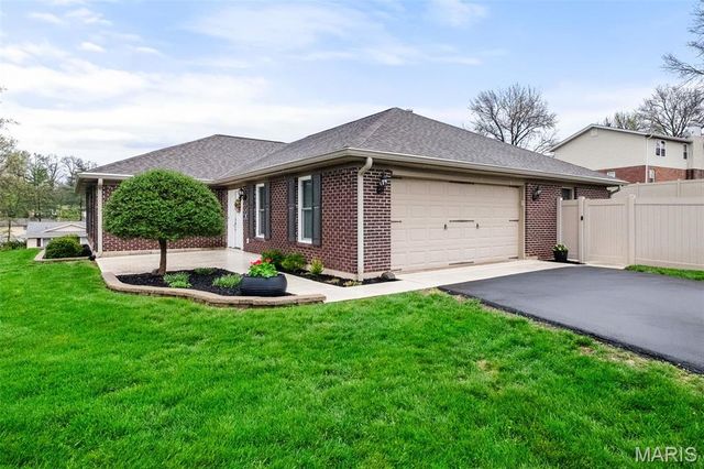 16 Nicolet Drive, Manchester, MO 63011