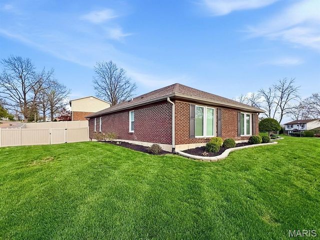 16 Nicolet Drive, Manchester, MO 63011