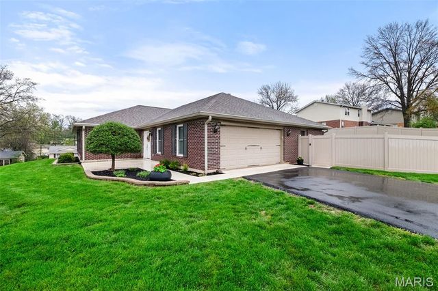 16 Nicolet Drive, Manchester, MO 63011