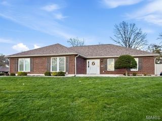 16 Nicolet Drive, Manchester, MO 63011