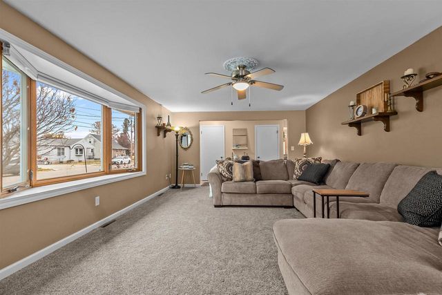 527 W MCKINLEY AVENUE, Little Chute, WI 54140